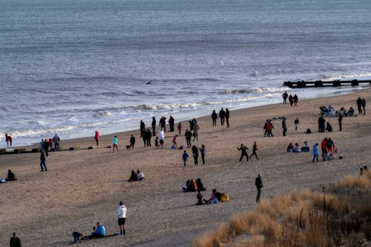 Y todo ello a pesar de que está en vigor un toque de queda desde la medianoche hasta las 6 de la mañana y se debe usar mascarilla o similar en lugares públicos y se debe mantener la distancia social, so pena de recibir una posible multa.