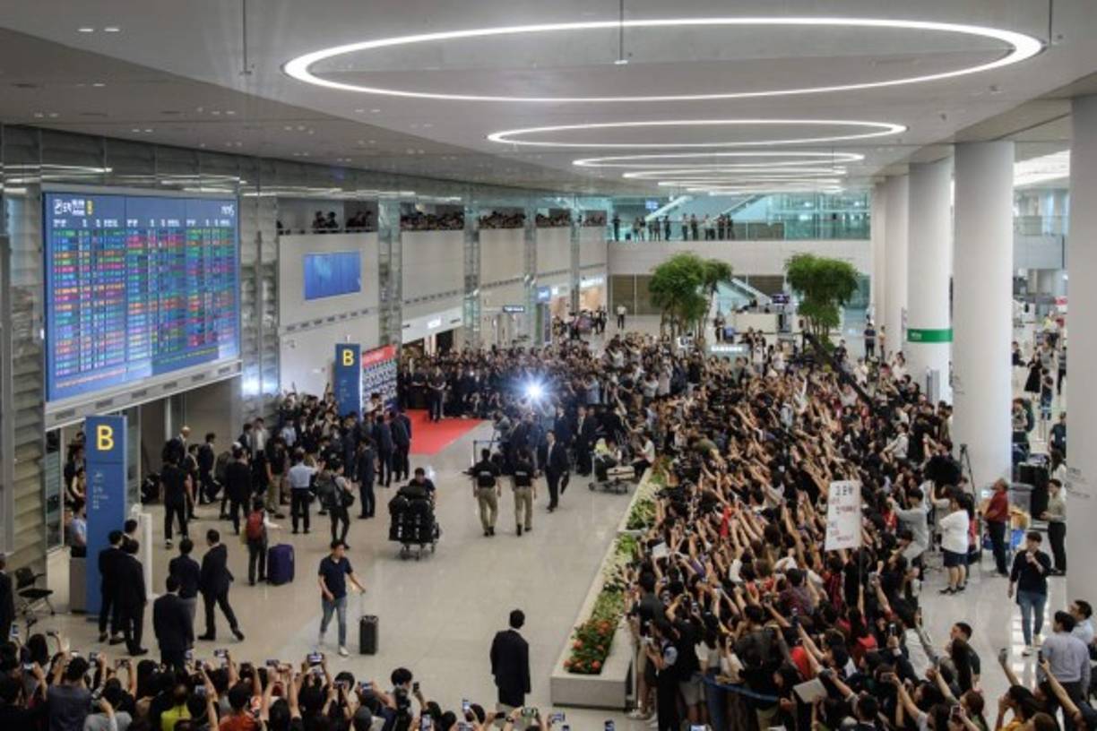 Muchos medios y aficionados esperaron a la selección coreana en el Aeropuerto Internacional de Incheon. Foto AFP
