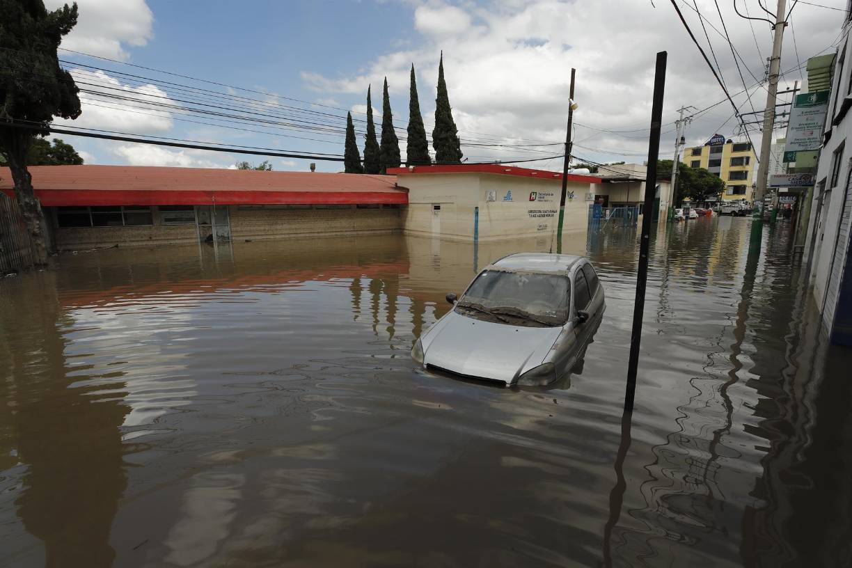 “Yo sé que tienen mucho trabajo, pero aquí (los necesitamos) también. Si nosotros no desazolvamos aquí, a los vecinos de atrás les vamos a volver a inundar su casa”, argumenta desesperada.