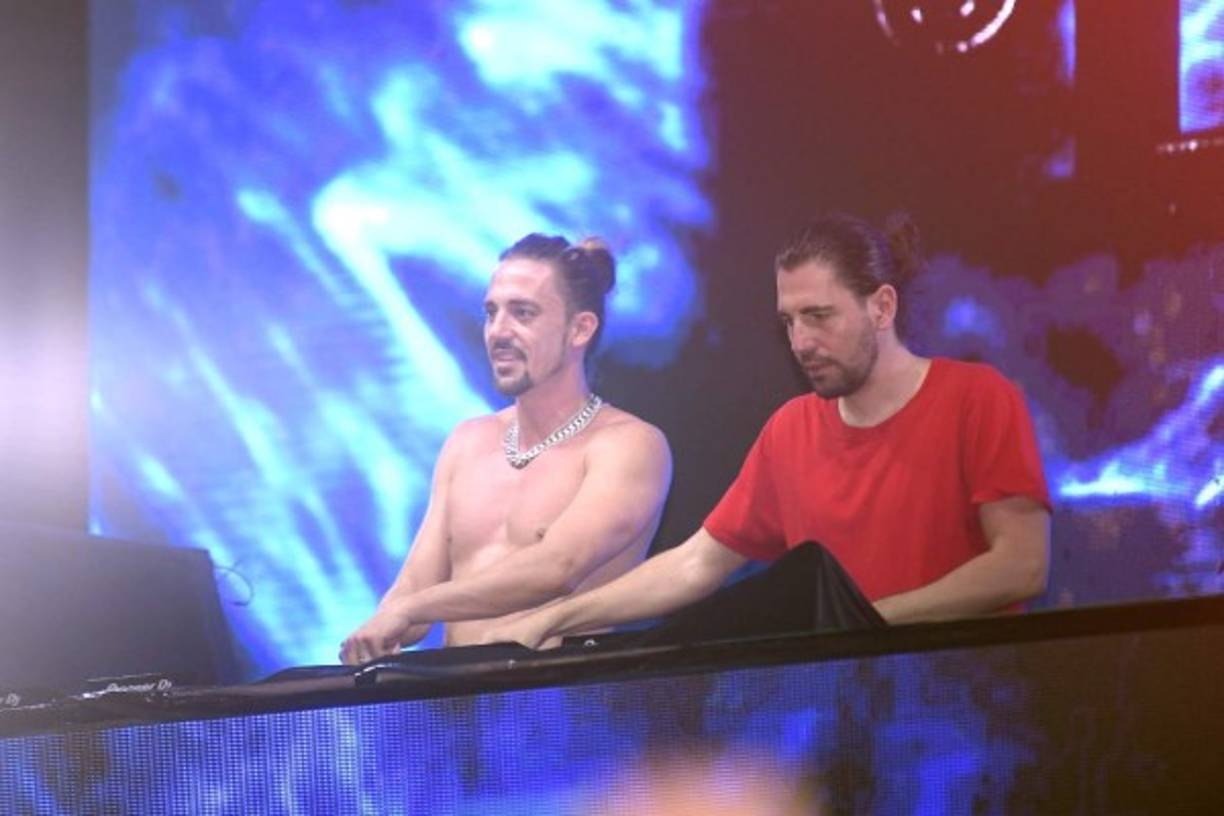 Dimitri Vegas & Like Mike pusieron a bailar, saltar y cantar con su música electrónica.