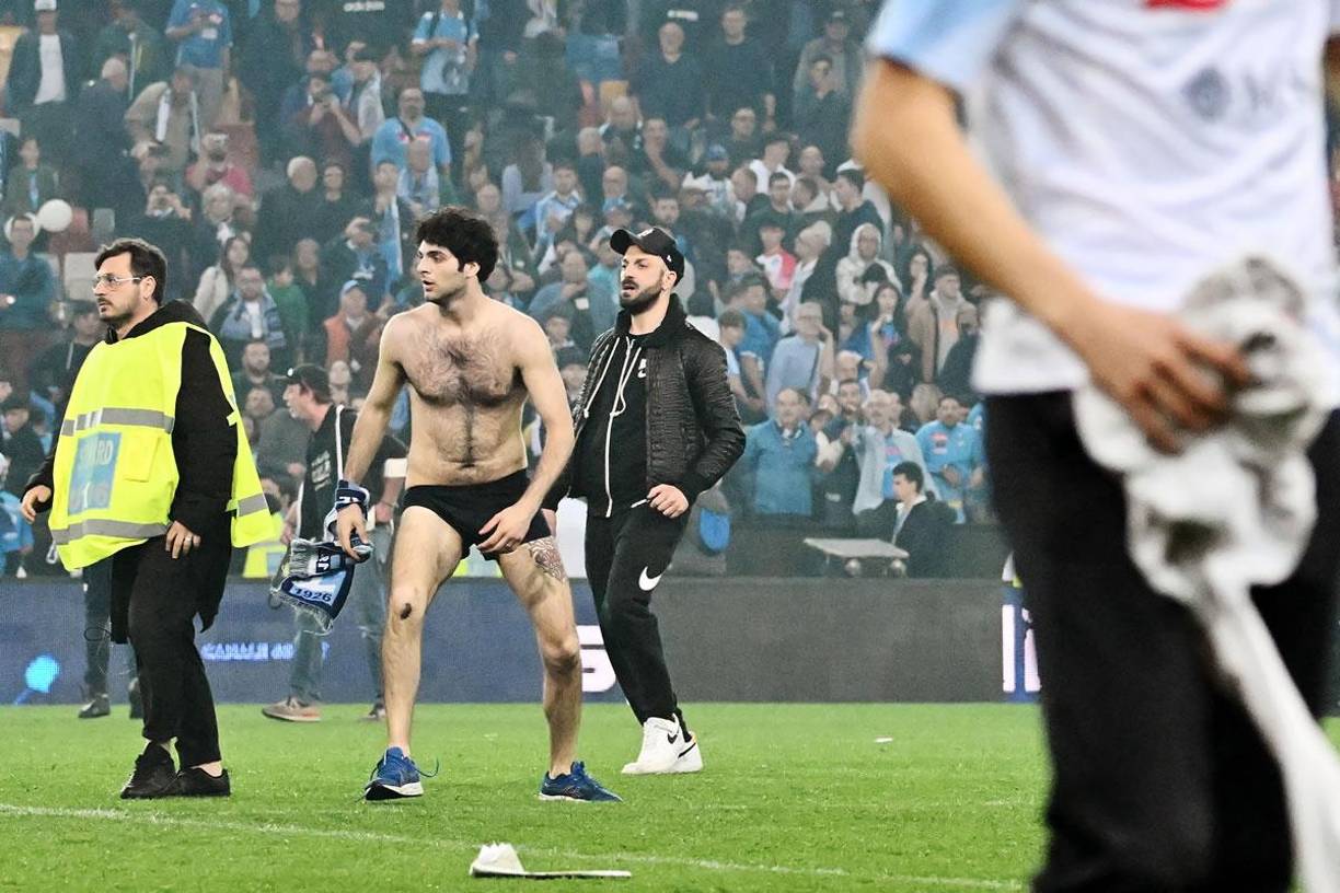 Otros aficionados quedaron en ropa interior en el campo del Stadio Friuli por disturbios.