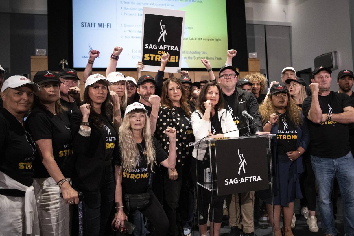 Las negociaciones fallidas entre SAG-AFTRA y la Alianza de Productores de Cine y Televisión (AMPTP, en inglés) suponen un verdadero terremoto en un Hollywood ya aturdido tras el paro que mantiene desde mayo el Sindicato de Guionistas de EUA. (WGA). La presidenta de SAG-AFTRA es la actriz Fran Drescher, famosa por su serie de televisión La Niñera. Estas son las diez claves para entender qué está ocurriendo en la industria audiovisual estadounidense.