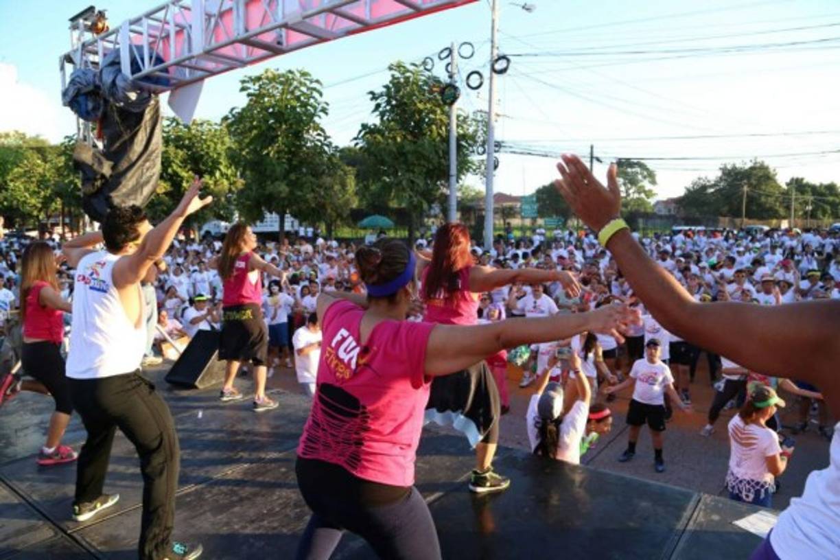 Miles bailaron zumba antes de iniciar la carrera.