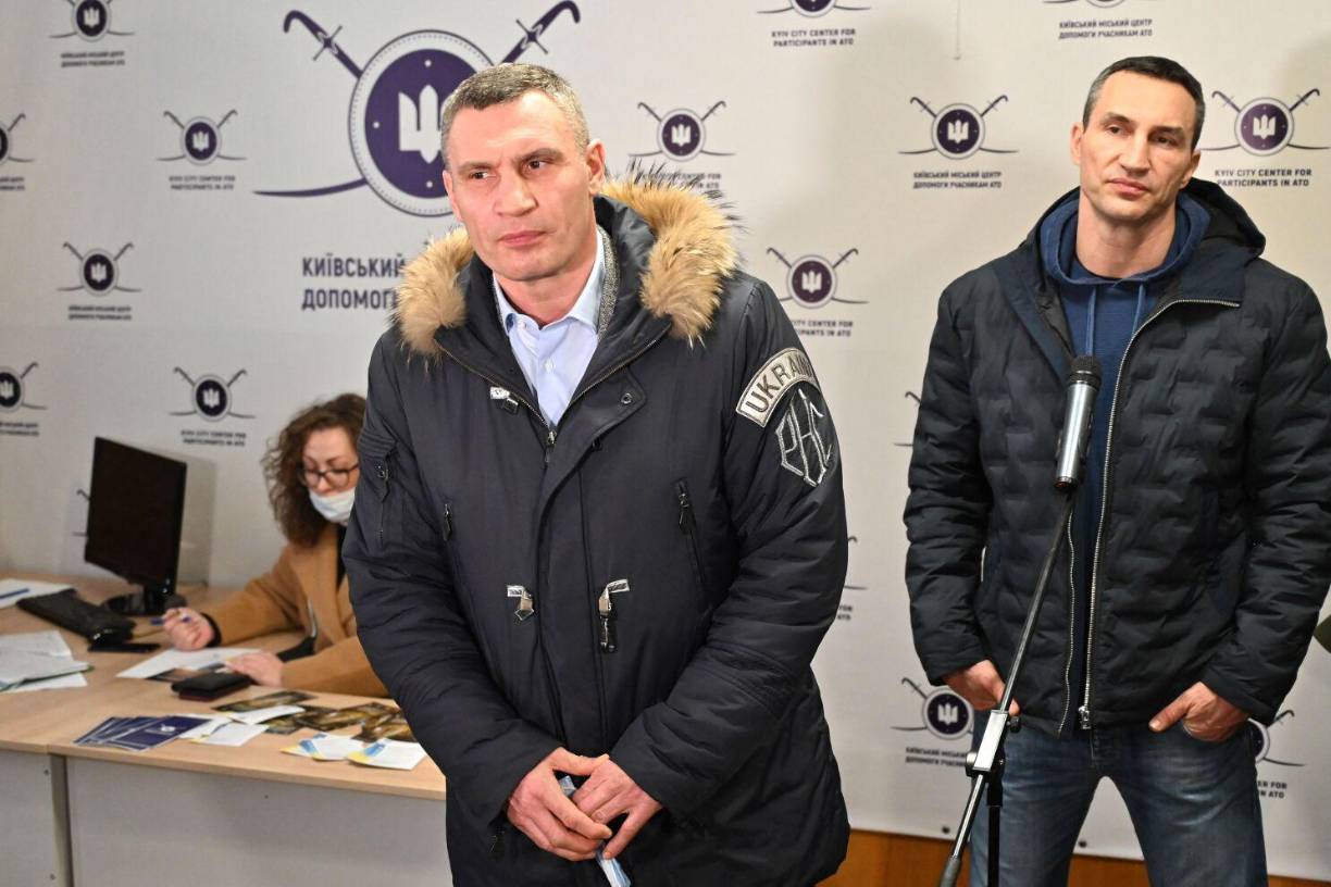 El alcalde de Kiev, Vitali Klitschko, también dejó su oficina para unirse a las reservas del ejército ucraniano junto a su hermano, ambos reconocidos ex boxeadores.