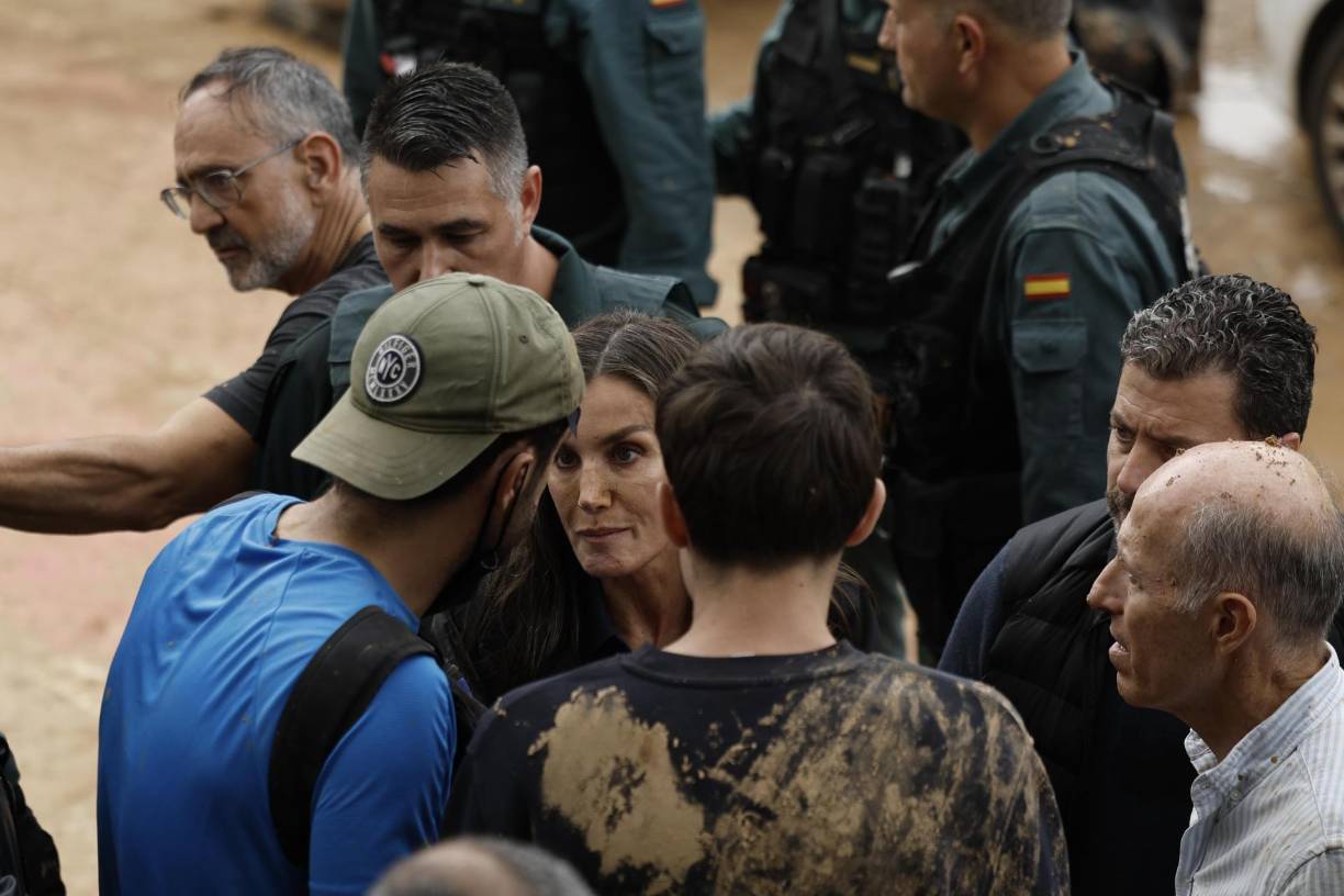 La reina dialogó con algunos de los indignados, mientras que seguían los gritos de “fuera, fuera” y algunos insultos dirigidos a todas las autoridades. 