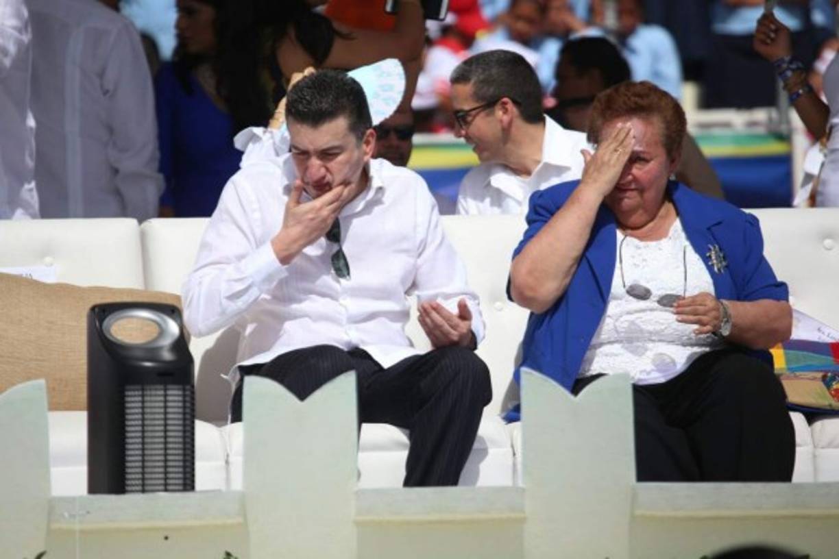 Rolando Argueta, presidente de la Corte Suprema, no aguantó el sofocante calor durante los desfiles y junto a su acompañante se secaban a cada rato el rostro, sudaban a chorros. En la capital las temperaturas están fuertes, al igual que en San Pedro Sula.