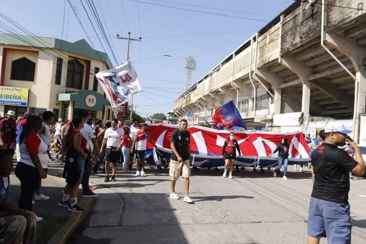 En las afueras del estadio Ceibeño se vivió un bonito ambiente con la barra del Olimpia.