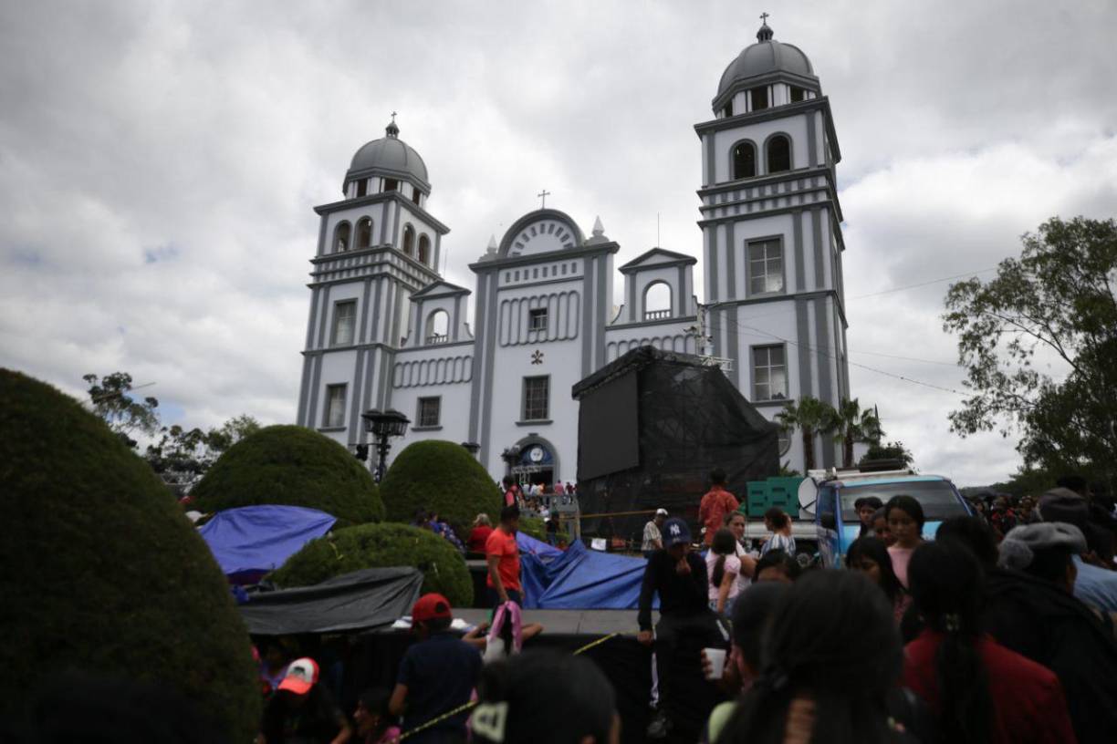 Considerada la Santa Patrona de Honduras, la Virgen de Suyapa es una imagen venerada y celebrada en todo el país. Su devoción es profunda en la cultura hondureña, y su historia ha marcado la vida de los fieles creyentes.