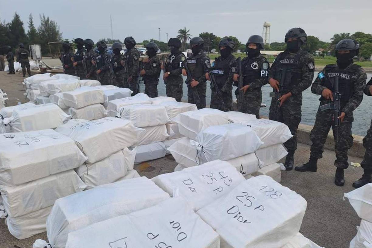 Por su posición geográfica, Honduras, principalmente el Caribe, es utilizado por narcotraficantes internacionales que envían cargamentos, especialmente de cocaína, a Estados Unidos, en avionetas y embarcaciones rápidas.