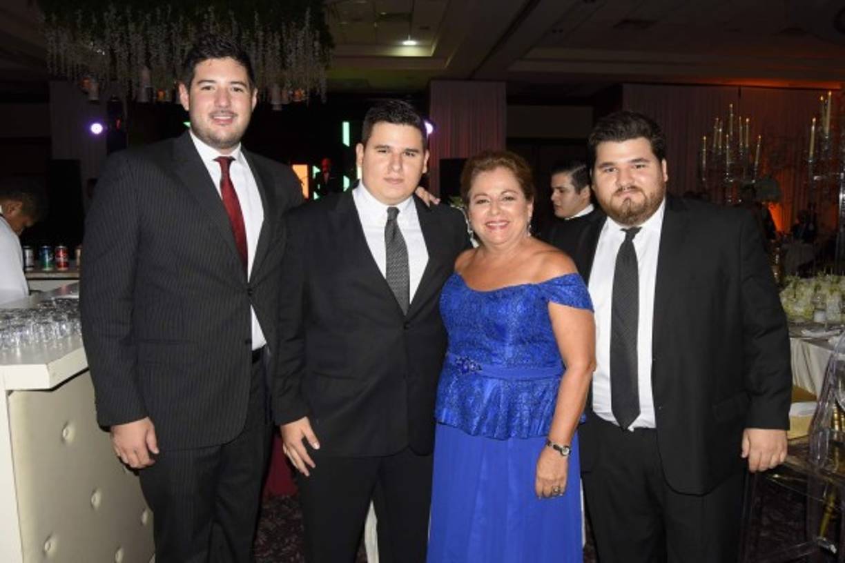 Sebastián Zúniga con Guillermo, Dinorah y Héctor Guillén.