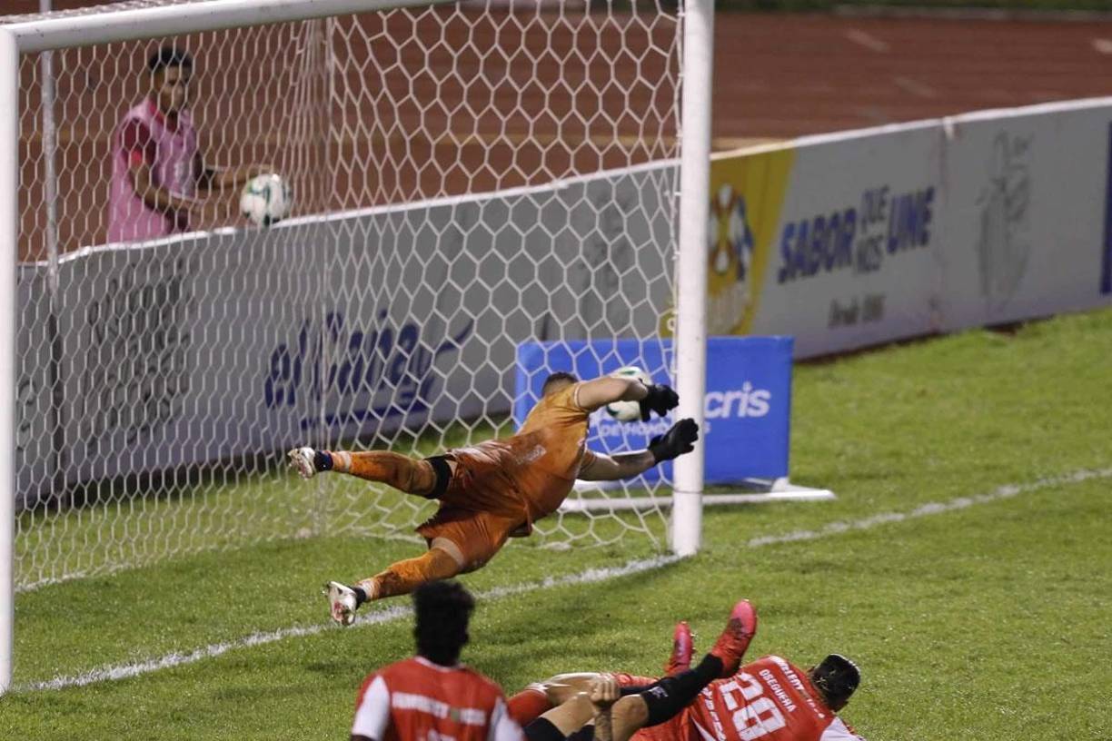 Francisco ‘Panchi’ Reyes, portero de la Real Sociedad, intentó parar el cabezazo de Ramiro Rocca, pero fue imposible.