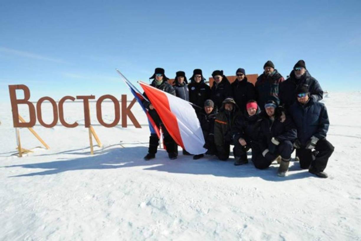 2. BASE DE VOSTOK, ANTÁRTIDA<br/> Temperatura récord: -89.2 °C<br/>Se encuentra en la misma zona geográfica del lugar número uno y hasta no hace mucho ostentaba el título del lugar con la temperatura más baja registrada de -89.2 °C, hecho ocurrido en 1983.<br/>La estación de investigación científica Vostok le pertenece a Rusia y se encuentra a una altitud de 3,500 metros sobre el nivel del mar y la capa de hielo de los alrededores tiene un espesor de más de tres kilómetros.<br/>