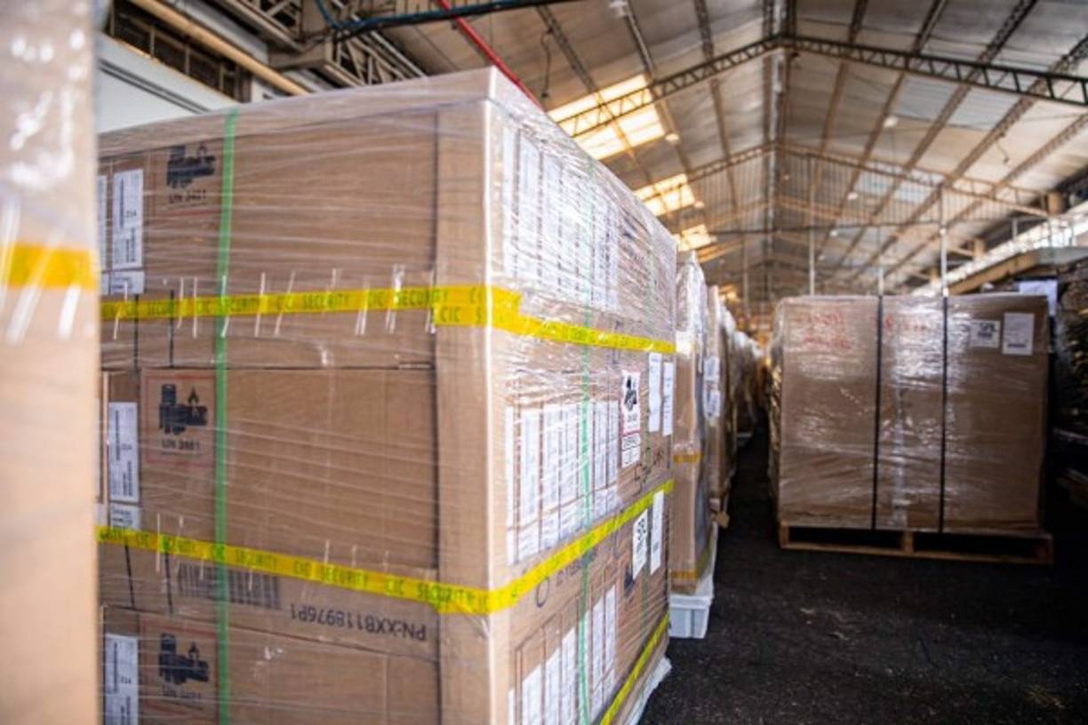 El Salvador cuenta con 1,2 millones de estudiantes en el sector público y 55,000 maestros que serán beneficiados con una laptop personal, según el mandatario.