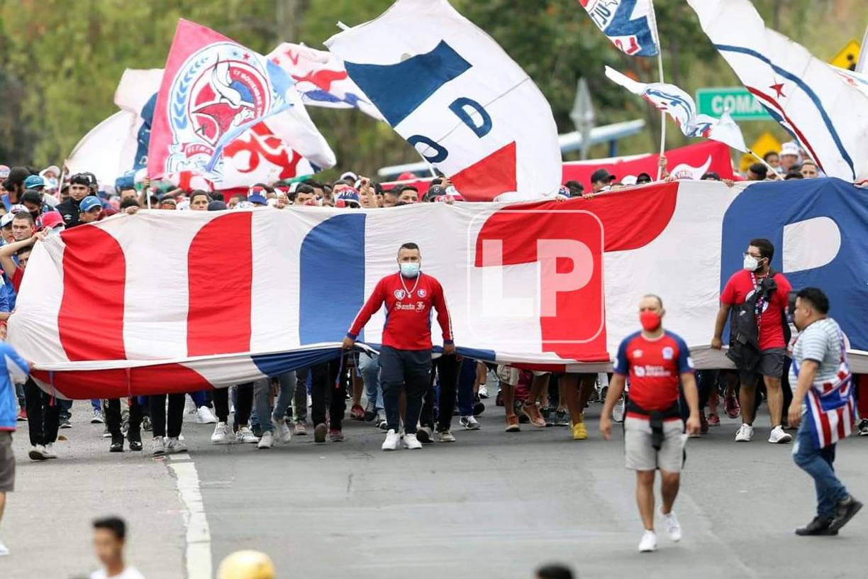 La Ultra Fiel puso el ambiente previo al partido con el show que montaron a su llegada al estadio Nacional.