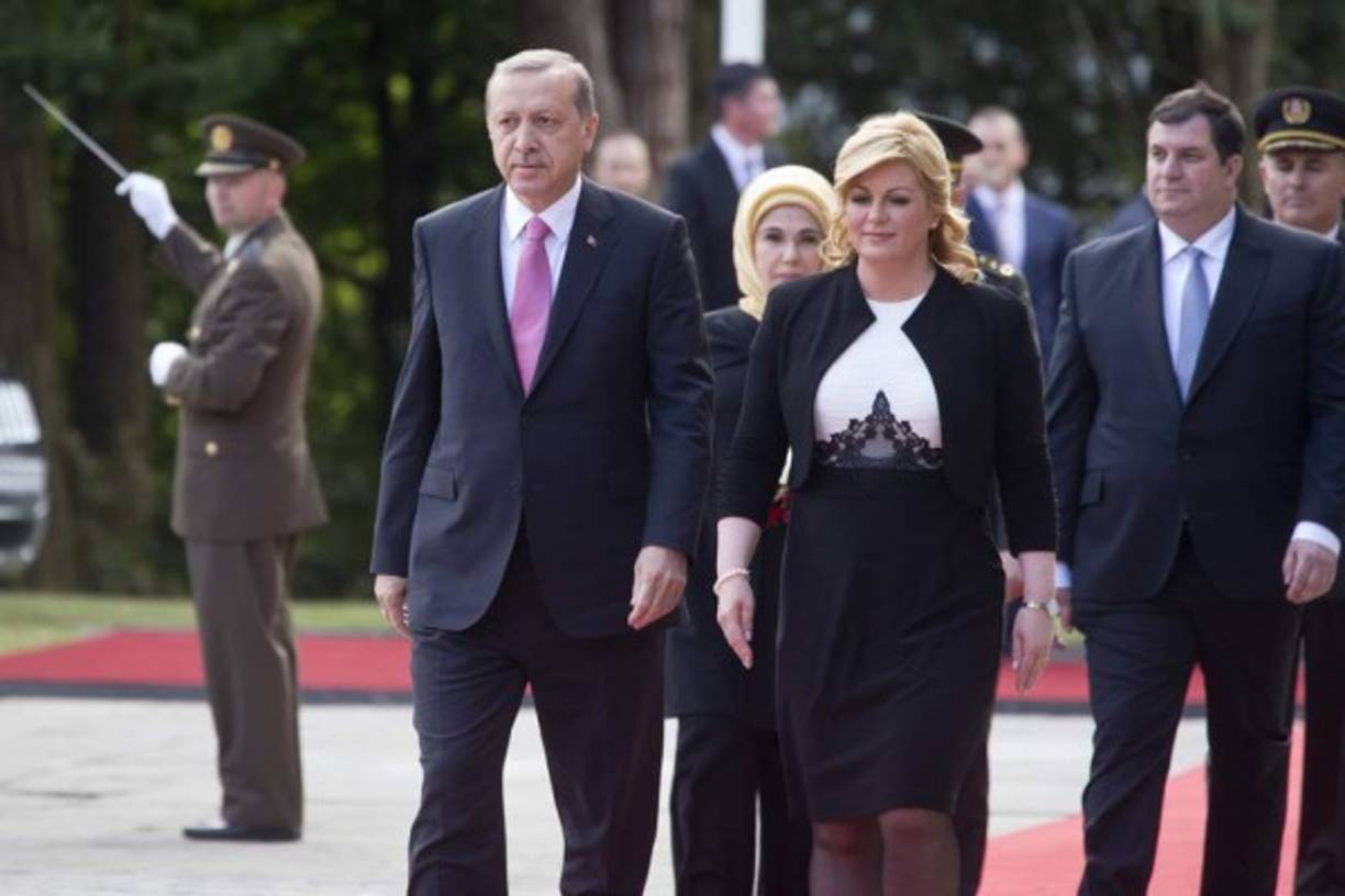 Kolinda Grabar Kitarovic, presidenta de Croacia desde el 11 de enero de 2015, es una alta diplomática que ejerció diferentes cargos de responsabilidad en su país como embajadora en Estados Unidos y Ministra de Exteriores. Antes de la campaña electoral, era secretaria adjunta de la OTAN para asuntos de Diplomacia Pública.<br/>Su victoria, por una pequeña diferencia de votos, le obliga a gobernar en coalición con los socialdemócratas.<br/>