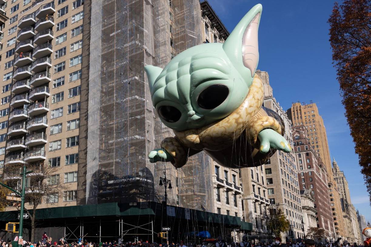 “Siguiendo las pautas de salud más actualizadas, la ciudad de Nueva York gestionó los lugares de observación para el público y los procedimientos de seguridad a lo largo de las partes designadas de la ruta”, informó Macy’s en un comunicado.