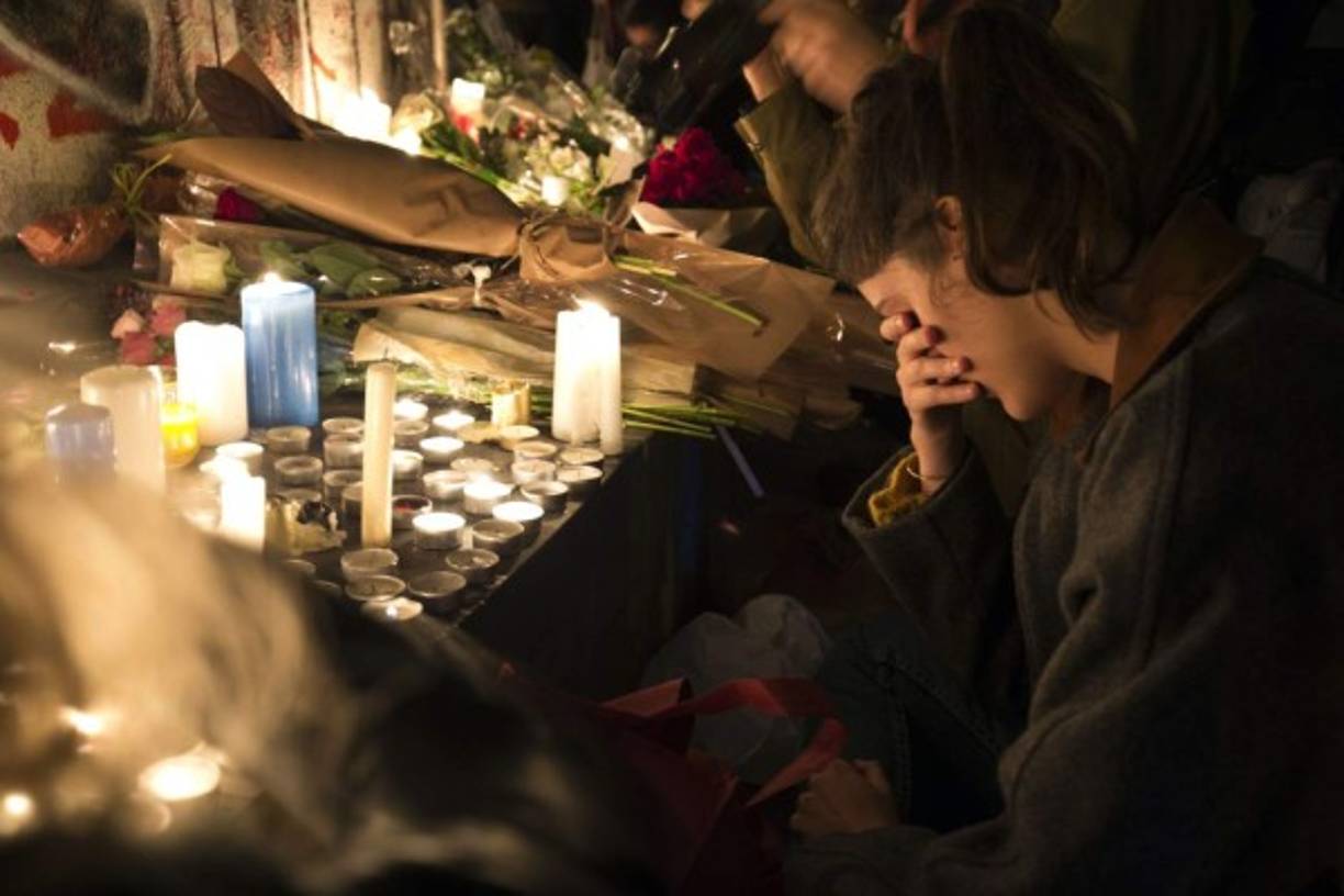 Los parisinos no logran recuperarse de la noche de terror que vivieron el viernes por la noche y rinden homenaje a las 129 víctimas del terrorismo que sacudió la ciudad.