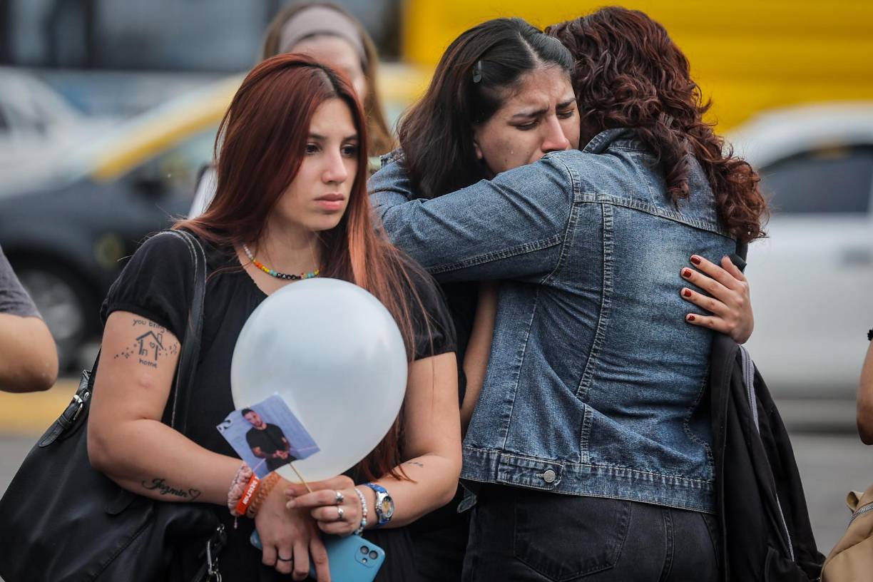 Los presentes, algunos de los cuales emocionados hasta las lágrimas, cantaron temas conocidos de One Direction y del propio Payne en su carrera por separado. 