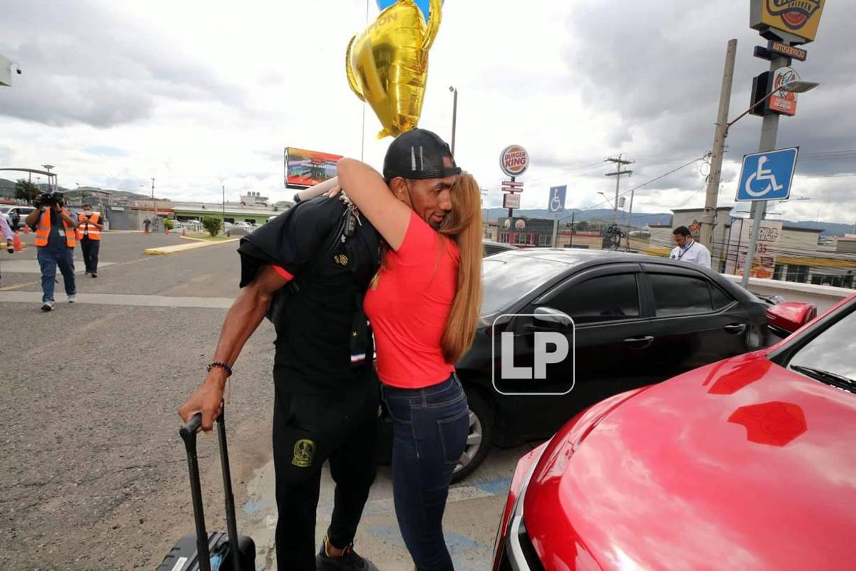 Jerry Bengtson fue recibido por su guapa esposa Yarely Espinal tras ganar la Liga Concacaf.