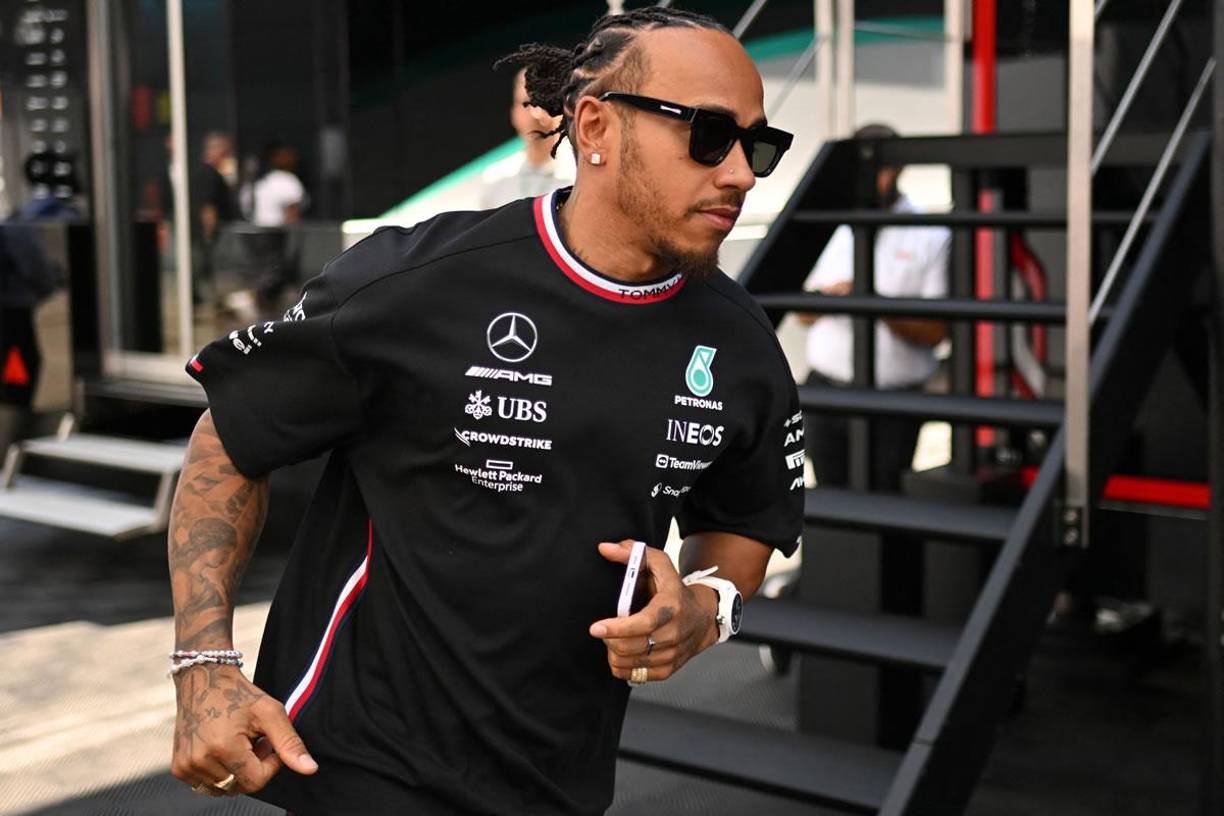 En las últimas semanas, se ha visto a Shakira animando al piloto de Mercedes Lewis, siete veces campeón mundial, en el Gran Premio de España y Miami, donde se unió a él en un viaje en barco de lujo.