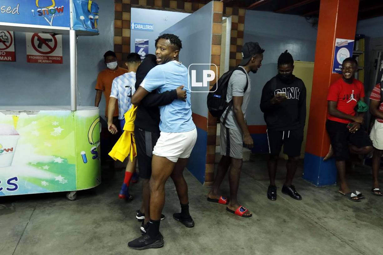 El lateral del Real España, Kevin Álvarez, fue el más emocionado por el encuentro con los jugadores del Marathón.