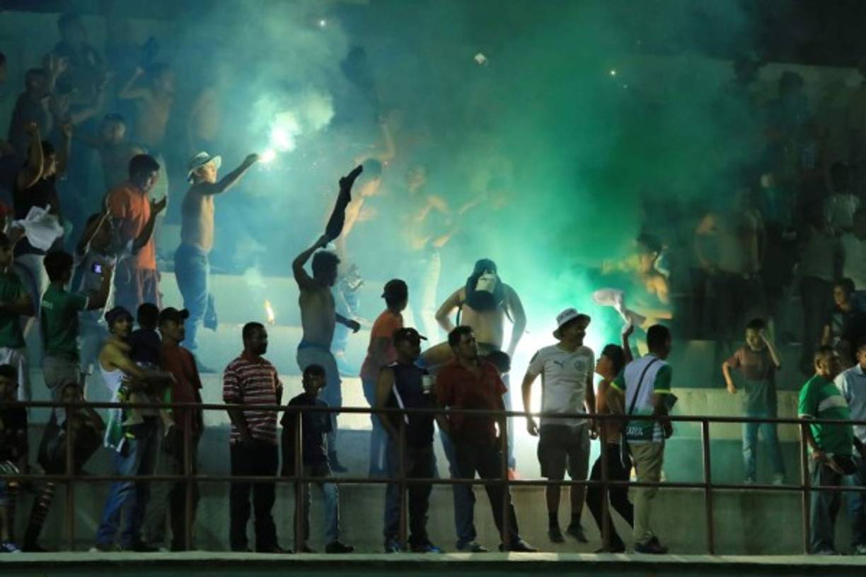 Aficionados del Juticalpa FC pusieron el ambiente en las gradas del estadio Juan Ramón Brevé Vargas.