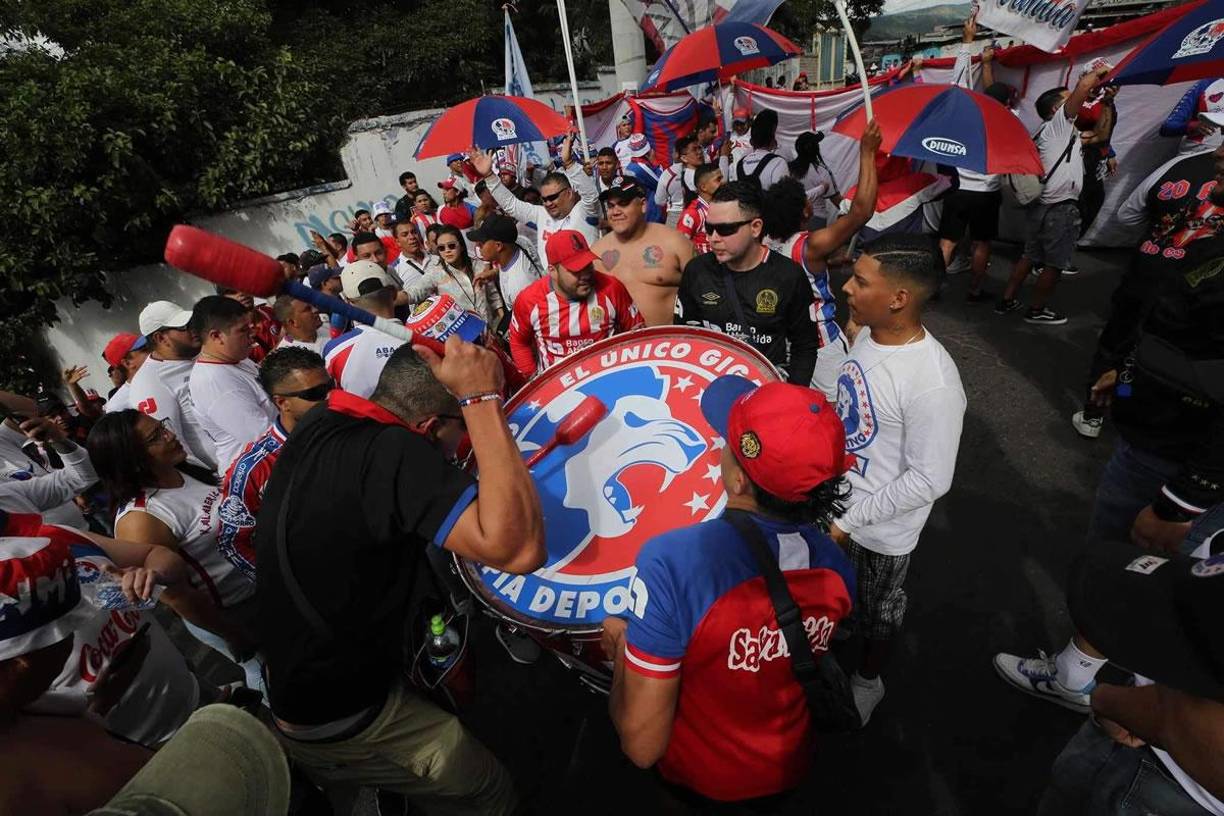 No podía faltar el bombo del Olimpia para hacerse escuchar en las afueras del estadio Nacional Chelato Uclés.