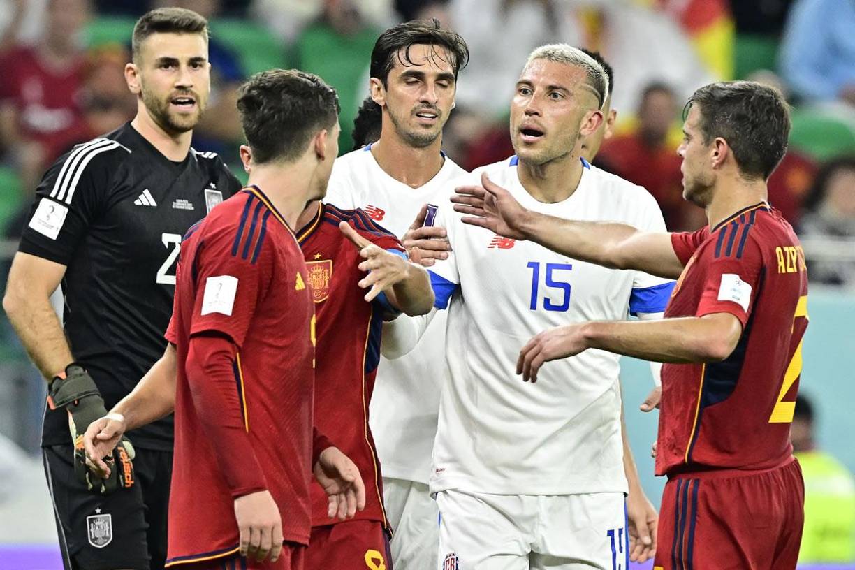 La bronca se armó en el partido tras la falta de Kendall Waston sobre Aymeric Laporte.