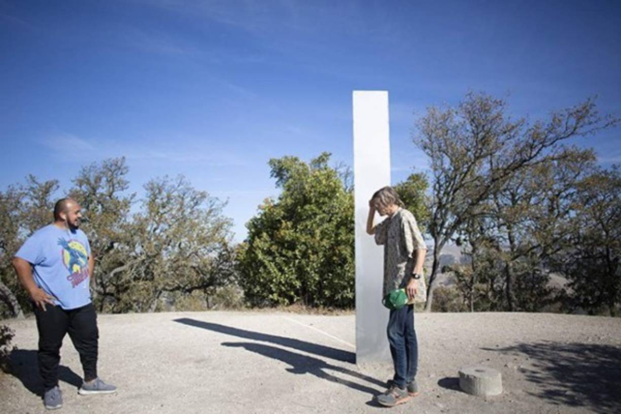 Un grupo de excursionistas descubrió un monolito metálico en una ruta montañosa de la costa central de California, en Estados Unidos. Dos semanas después de que una estructura similar fuera hallada en el desierto de Utah.
