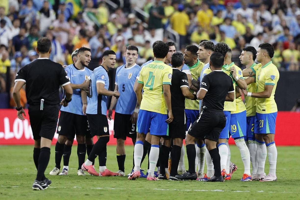 Mientras los porteros se saludaban, los jugadores de Uruguay y Brasil protagonizaban una nueva pelea.