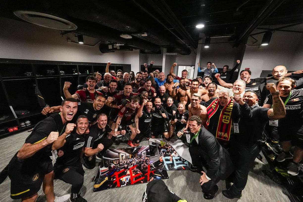 La celebración del plantel del Atlanta United en el vestuario en el Chase Stadium, casa del Inter Miami, tras clasificar a semifinales de la MLS.