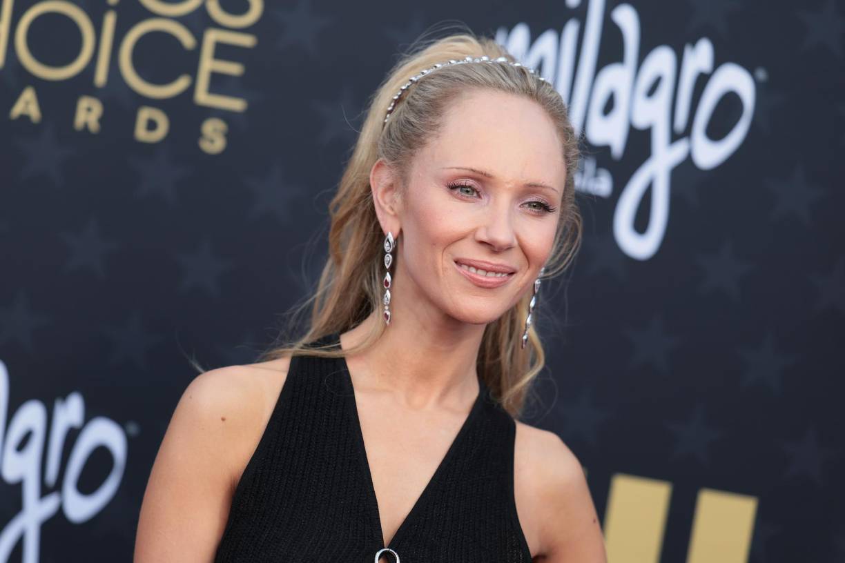  Juno Temple con un estilo casual en negro. 