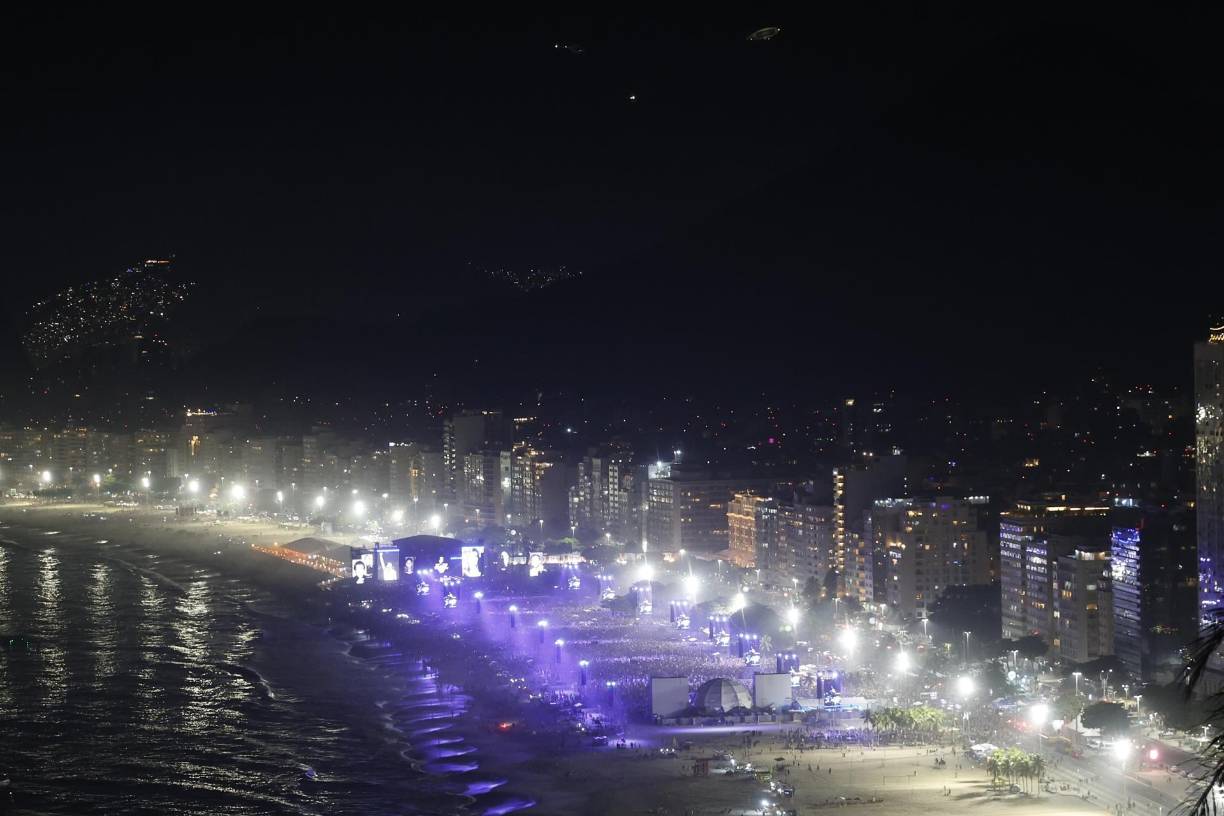 La masiva movilización provocada por Madonna, especialmente de mujeres y del público LGBT, obligó a las autoridades a cerrar todos los accesos del barrio de Copacabana para vehículos casi cinco horas antes del inicio del espectáculo y a montar una infraestructura similar a la usada en las fiestas de Reveillon, cuando hasta tres millones de personas despiden el año en esta arena. 