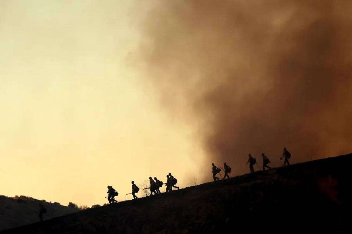 Los bomberos también trabajan en un nuevo foco activado en la madrugada de este jueves y que ha obligado a cortar parte de la autopista 405, en la zona de Sepulveda Pass, que se extiende hacia Bel-Air.