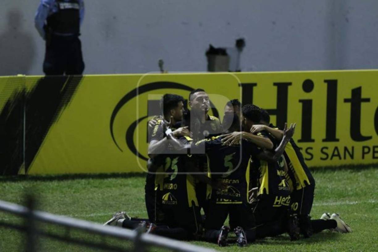 Ramiro Rocca junto a sus compañeros del Real España se arrodillaron para darle las gracias al divino creador por la anotación.