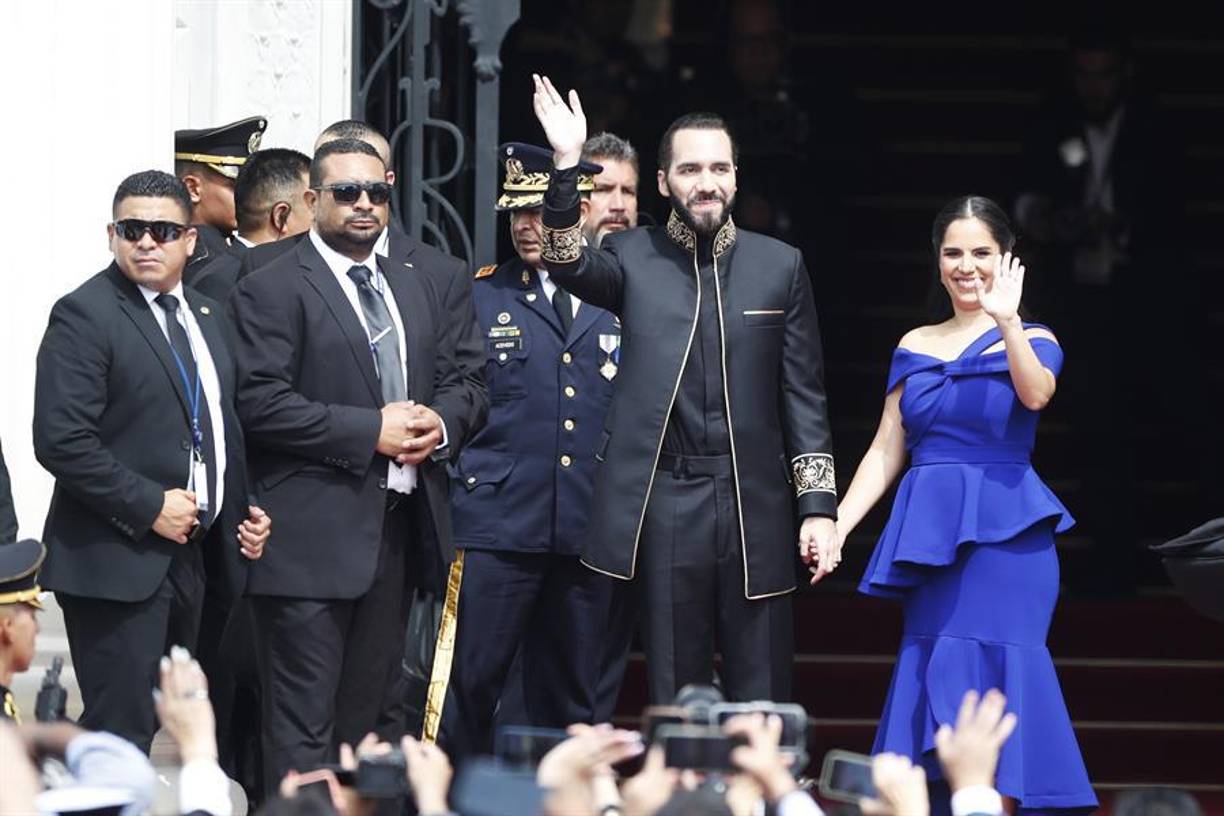Ataviado con un traje de cuello y puños dorados, <b>Bukele</b>, de 42 años, juró a mano alzada y recibió la banda presidencial de parte del jefe parlamentario Ernesto Castro, ante dignatarios internacionales en el Palacio Nacional, en el centro histórico de San Salvador.