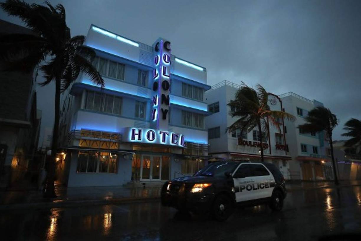 Una patrulla policial patrulla las calles de Miami Beach. Las autoridades del estado de Florida ordenaron la evacuación de 5.6 millones de habitantes.