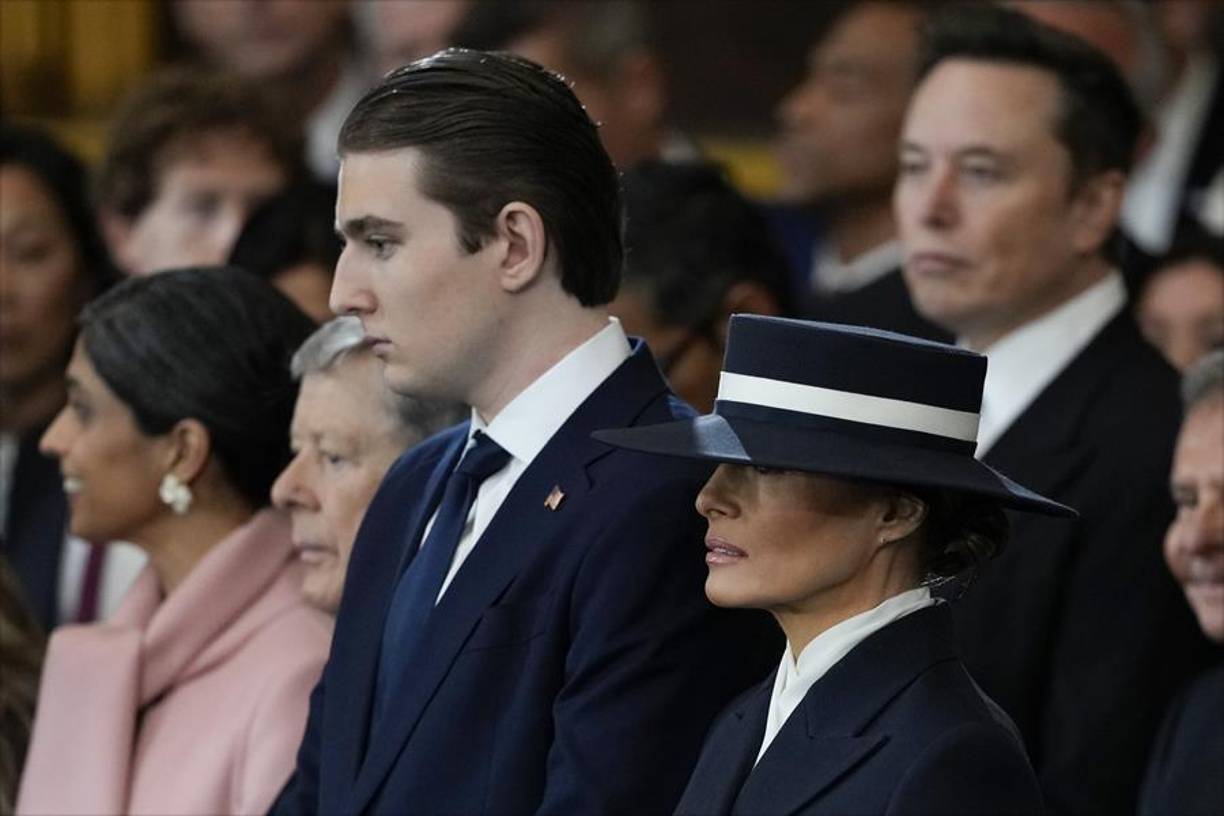 El joven se sentó junto a su madre, Melania Trump, durante la ceremonia.
