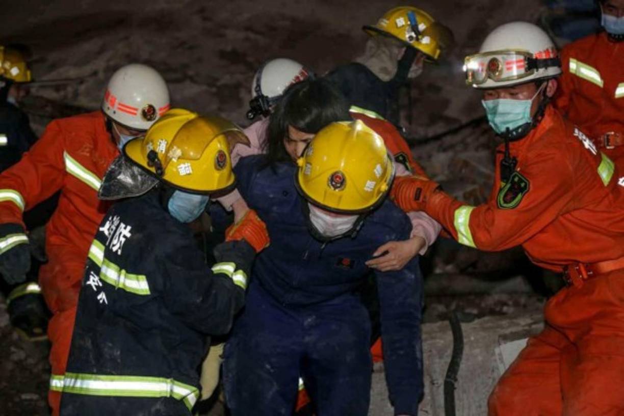 Otro edificio que estaba siendo renovado en Shanghái el año pasado también se cayó, matando a 10 personas.