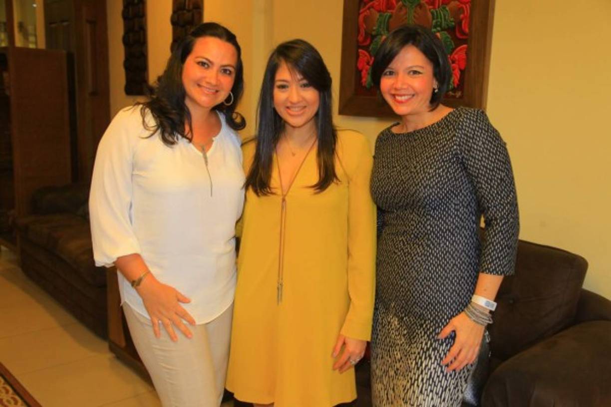 Angie Dubón, Karla Carbajal y Karen Dubón.