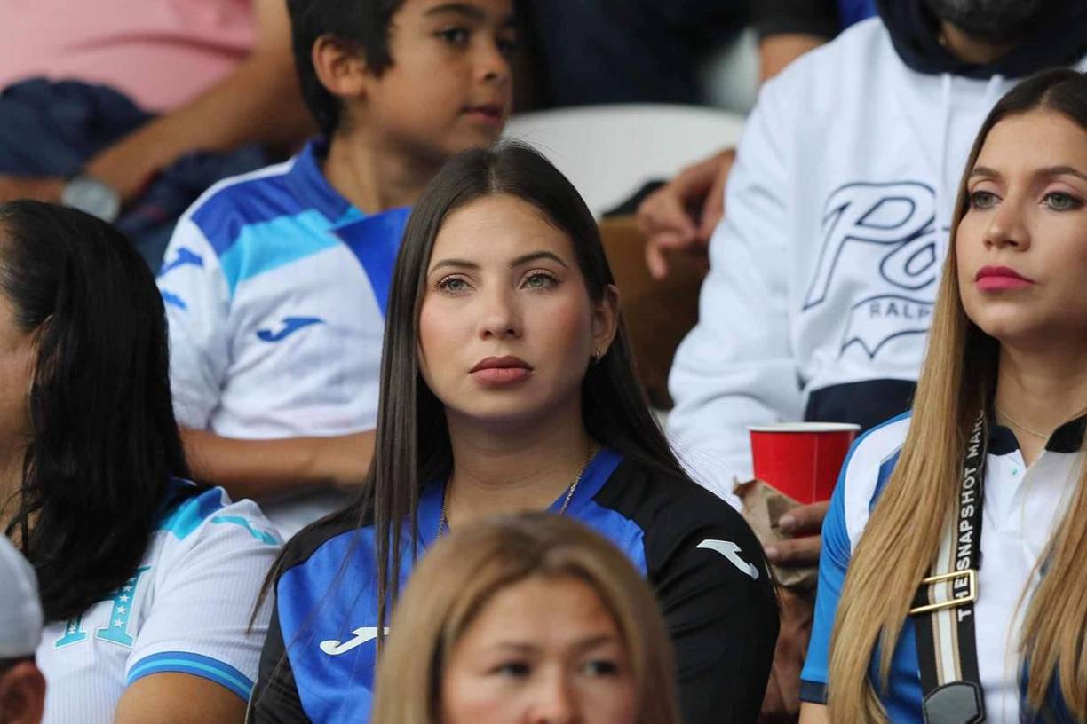La bella Annie Córdova ya ubicada adentro del estadio Nacional Chelato Uclés para apoyar a su novio Luis Palma, figura de la Selección de Honduras.