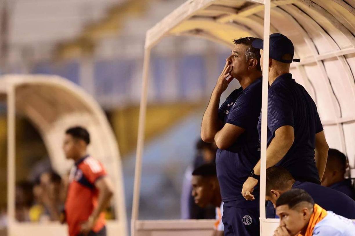 Diego Vázquez, pensativo observando el partido. El entrenador argentino no ha ganado en este torneo.