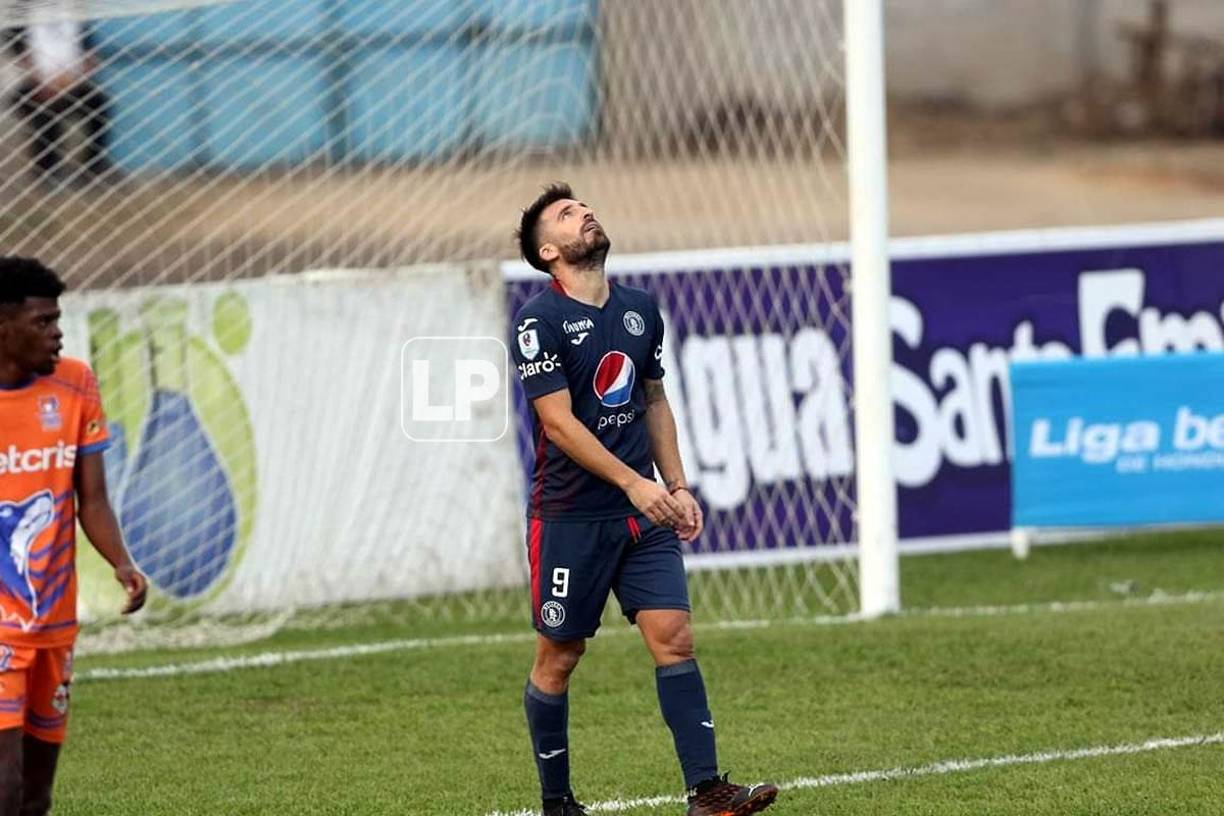 El delantero argentino de Motagua, Franco Olego, se lamenta tras no poder marcar contra la UPN.
