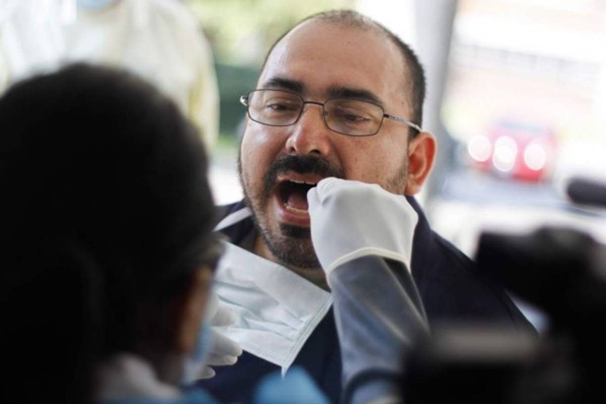 El Salvador registró hoy 17 nuevos casos de COVID-19, la cifra más alta desde que comenzó la pandemia, y sumó 218 con la capital como epicentro de los contagios en el país centroamericano.