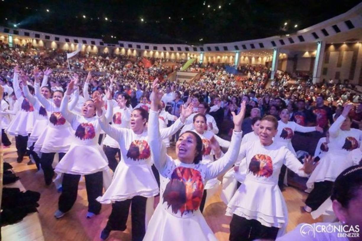 El grupo de danza realizó dos cambios de vestuario, este fue el escogido para recibir el 2019.
