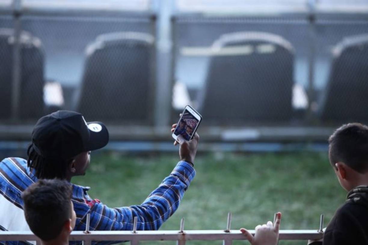 Alberth Elis se toma una selfie con un pequeño aficionado del Olimpia.