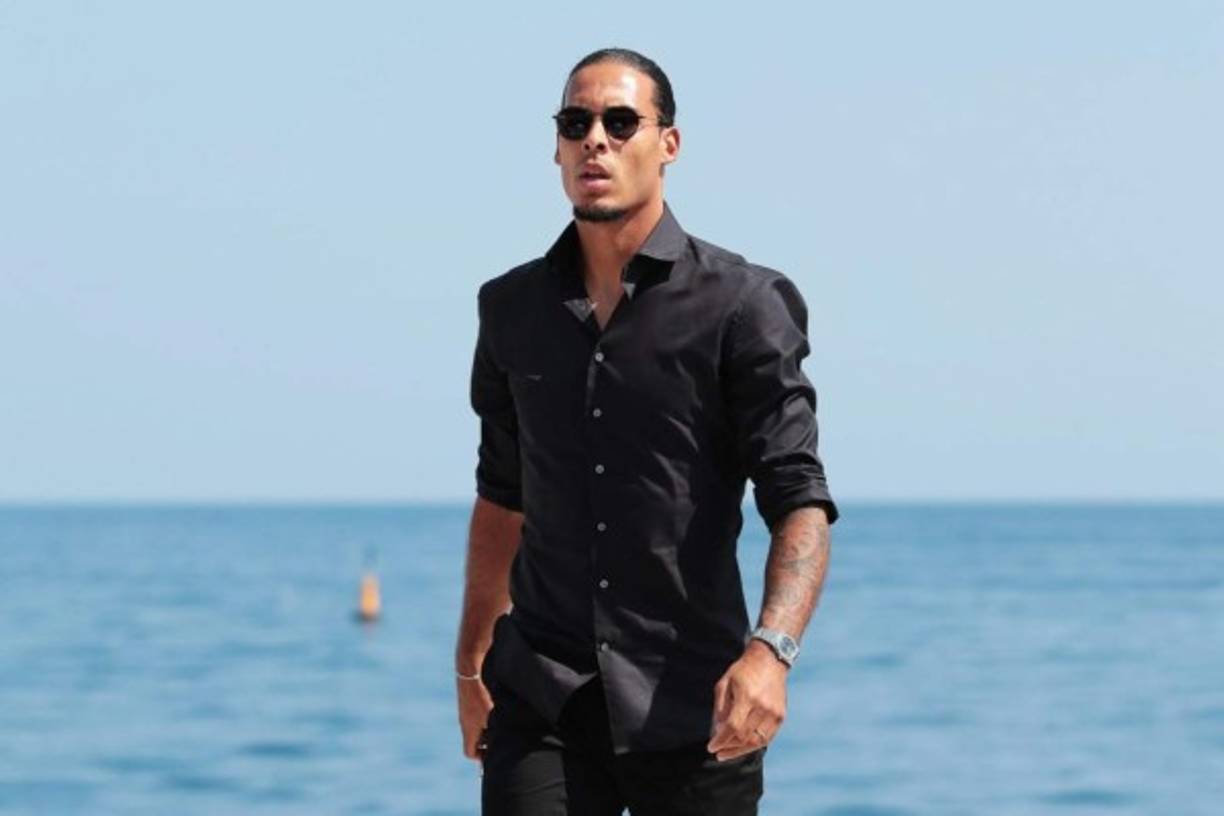 Así fue llegada de Virgil van Dijk a Mónaco, antes de pasar por la alfombra roja de la gala de la Champions League.