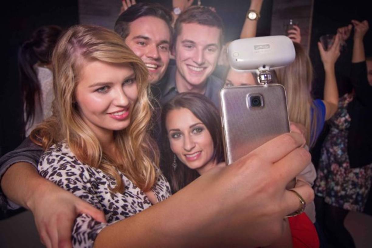 El truco de la luz. El foco de luz nunca debe quedar detrás, porque la foto saldrá muy oscura. Recuerda que las sombras, además, endurecen los rasgos. Busca una luz que ilumine desde arriba.