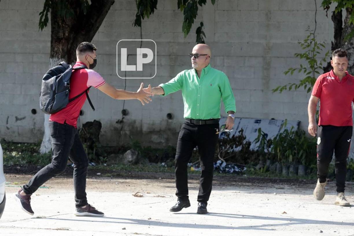 El exjugador de los Pumas FC saludando al presidente del Marathón, Orinson Amaya.