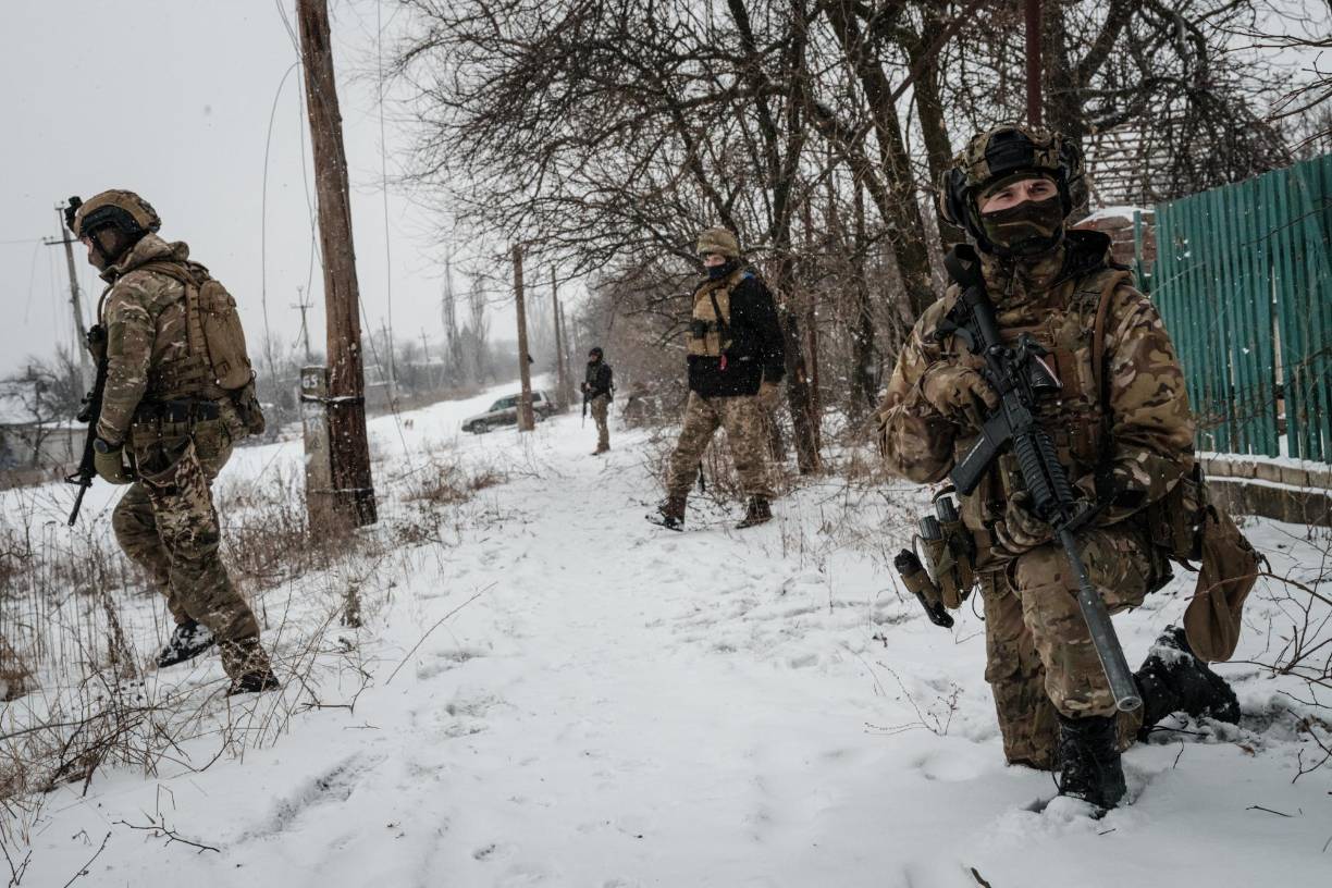 El ejército de <b>Ucrania</b> afirmó este martes que la situación es “extremadamente tensa” en torno a Bajmut, ciudad asediada del este del país, donde se concentran los combates y que los rusos intentan rodear.